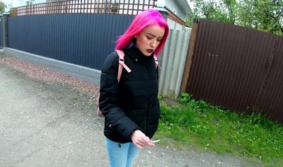 Русская девушка с красными волосами наслаждается домашним порно.