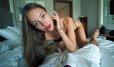 Брюнетка в черном белье и ее партнер снимают домашнее порно от первого лица.