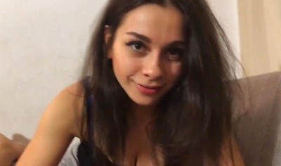 Русская пара снимает домашнее порно от первого лица, где девушка принимает сперму.