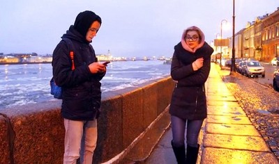 Русский пикапер пригласил молодую девушку к себе домой и снял с ней домашнее порно.