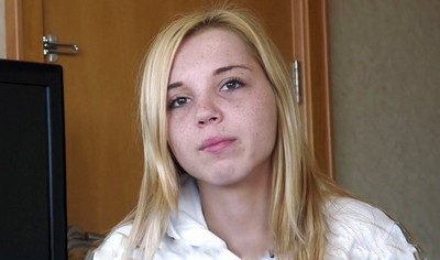 Молодая женщина с белыми волосами появилась на кастинге у Вудмана, стремясь стать порноактрисой.