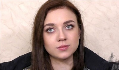 Молодая девушка находит удовольствие от необычного опыта во время кастинга.