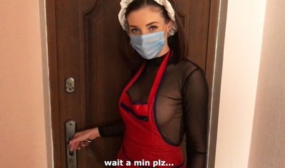 Парень и его русская подружка участвуют в съемке домашнего порно от первого лица.