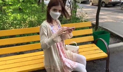 Молодая девушка во время домашнего порно испытывает удовольствие от порки на камеру.