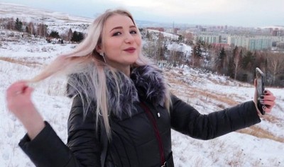 Русская блондинка и ее партнер решили запечатлеть свою интимную встречу на видеокамеру, проводя время на природе в холодное зимнее время.