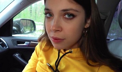 Пара выехала на машине и решила провести время в салоне и на природе.