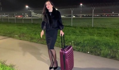 Пикапер знакомится с брюнеткой в аэропорту, где они весело беседуют.