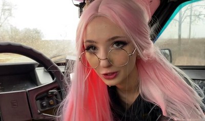 Молодая русская девушка решила удовлетворить свои сексуальные желания в машине.