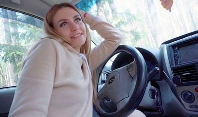 Русская девушка со светлыми волосами выехала на природу и решила показать мужчине, насколько она страстная.