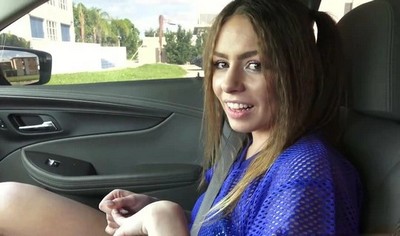 В автомобиле девушка показала свою страстную и возбуждающую сторону.