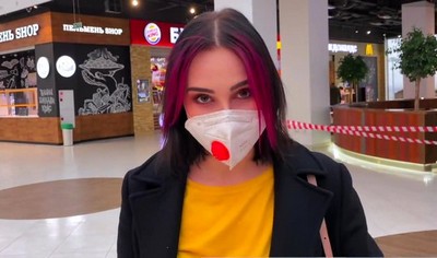 Русская девушка на публике готова удовлетворять своего партнера.
