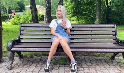 Русская девушка встретила парня в парке, который увлекается съемкой порно на публике.