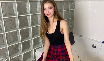 Молодая русская девушка в состоянии алкогольного опьянения соглашается на съемку домашнего порно.