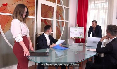 Секретарша с упругими дойками и влажной киской готова предоставить не только боссу, но и его партнерам по работе групповуху.