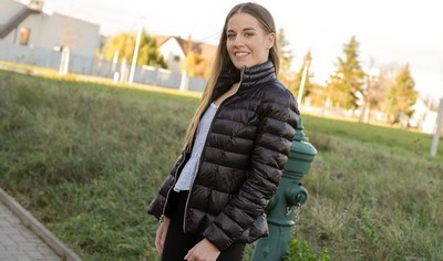 Во время пикапа, молодая женщина с длинными волосами согласилась на секс перед камерой за вознаграждение.