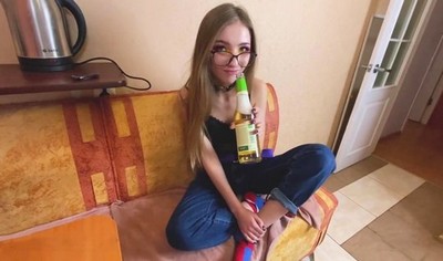 Молодая худенькая русская девушка наслаждается домашним порно и достигает сильного оргазма.