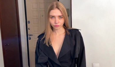 Русская девушка пришла в гостиницу для измены своему мужу.
