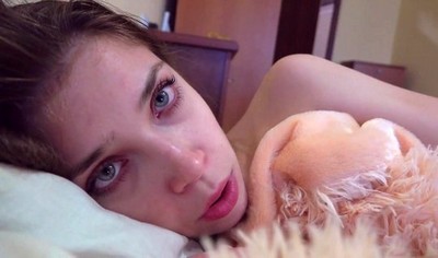 Русская девушка приятно удовлетворяет своего друга во время домашнего порно.