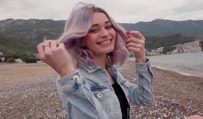 Русская девушка поддалась уговорам парня и согласилась на секс прямо на камеру.