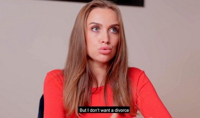Русская девушка весело проводит время со своим парнем, наслаждаясь интимными моментами.