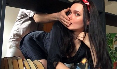 Парень и брюнетка снимают домашнее порно в позе раком.
