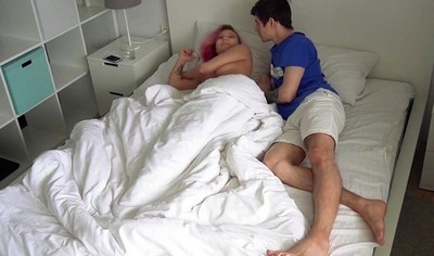Русская девушка была возбуждена поцелуями и прикосновениями от парня в синей футболке.