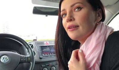 В машине темноволосая девушка радует своего друга оральными ласками.