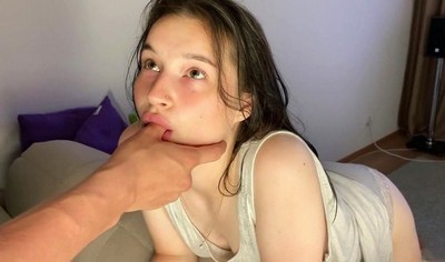 Девушка нежно прикасается к пальцам парня, затем с горячим желанием предается оральным ласкам.