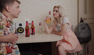 Пьяная русская пара принимает анальный премиум на кухонном столе.