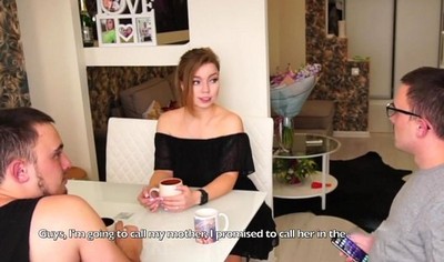 Русская женщина изменяет своему мужу с его другом на столе.