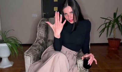 Молодая русская дама удивила своего парня, улыбаясь широко и поднявшись на колени после того, как он ее женил.