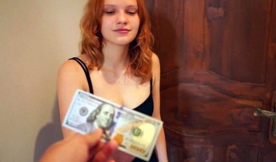 Рыжеволосая девушка удовлетворяет парня за деньги.