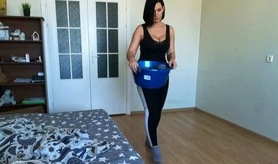 Мамка подставила мокрую дырку для крепкого члена пасынка.