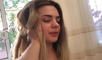 Подруга получила обильное выделение на лицо во время домашнего видео.