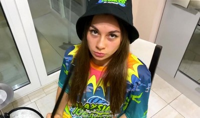 Парень пригласил свою русскую подругу в гости и приготовил для нее волшебный напиток.