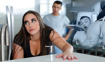 Зрелая брюнетка была занята домашними делами на кухне.