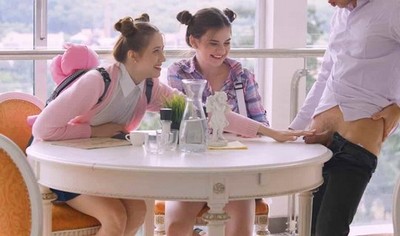 Студентки пришли в кафе за приятным общением, но после появления их нового друга они начали предполагать групповой секс.