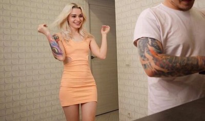 Татуированная соседка испытывает член парня на кухне.