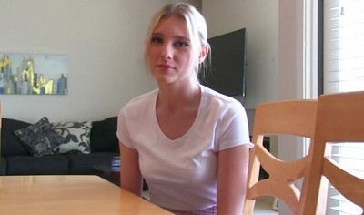 Блондинка согласилась встретиться с другом для интимных отношений.