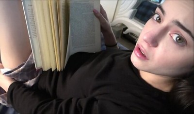 Молодая девушка заменила чтение книги на сосание члена парня.
