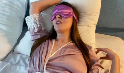 Во время отсутствия мужа, русская женщина спала с удовольствием практически до обеда.