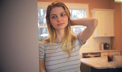 Отчим уговорил красивую падчерицу на интимную встречу.