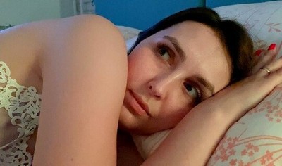 Во время отсутствия отца, взрослый пасынок начал флиртовать с русской мачехой.