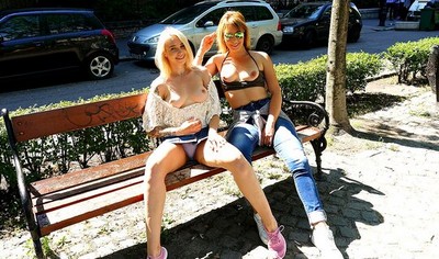 Мать активно участвует в групповом сексе с молодыми людьми.