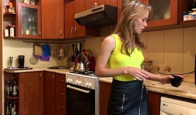 Молодая женщина занимается интимными отношениями с пасынком в домашнем видео.