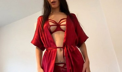Женщина в лифчике находится в позе наездницы и удовлетворяет партнера.