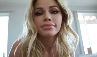 Милфа с большими дойками делала глубокий минет и принимала в пилотку член парня.